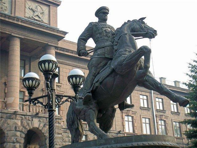 памятник Жукову