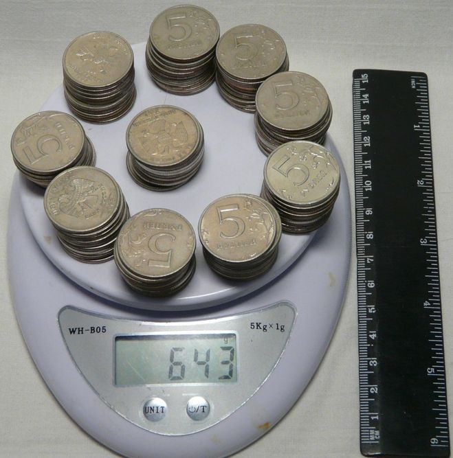 Десятками килограммов. 1000 10 Рублевых монет. Весы для монет старинные. Вес 10 рублевой монеты. Килограмм десятирублевых монет.