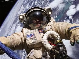 космонавт в открытом космосе
