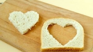 хлеб для бутерброда с сердцем