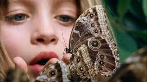 детская непосредственность бабочка у ребенка в руках