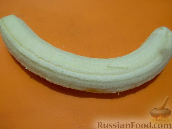 Как приготовить жареные бананы:  Банан вымойте и очистите от кожуры.