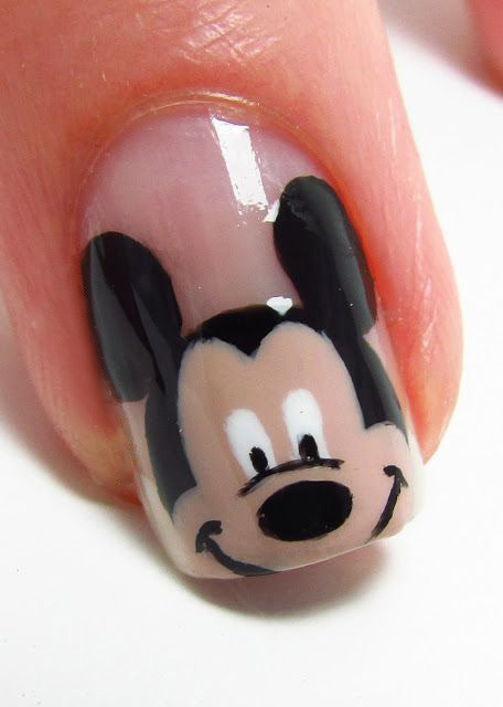 рисунок с Микки Маусом на ногтях