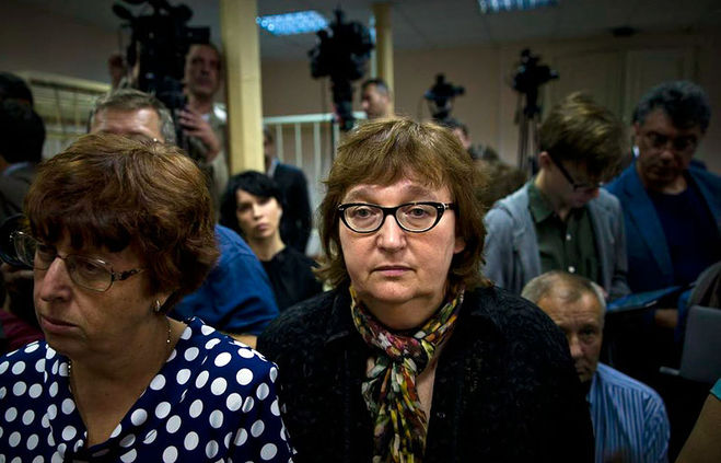 На этой фотографии слева находится тётя Навального, а мама соответственно справа