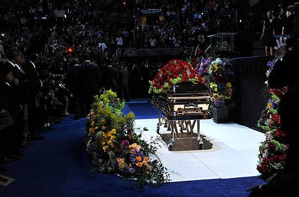 Майкл Джексон в открытом гробу фото