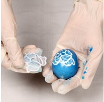 Покраска яйца с помощью кружева