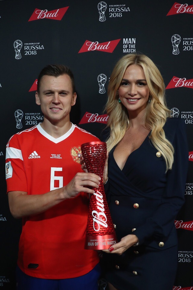 Виктория Лопырева вручает Денису Черышеву награду лучшего игрока матча от FIFA.