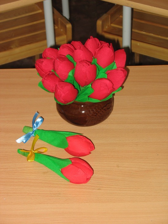 букет тюльпанов из пластиковых ложек