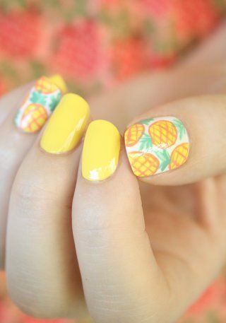 рисунок на ногтях с ананасом