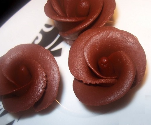 розы из шоколадной мастики