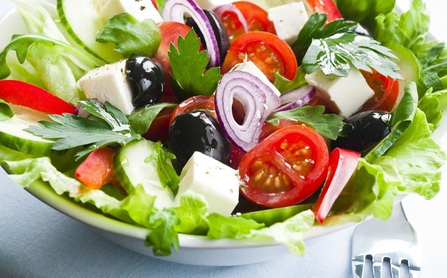 с чем можно подать греческий салат