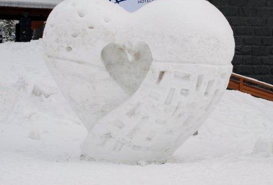 скульптура из снега сердце