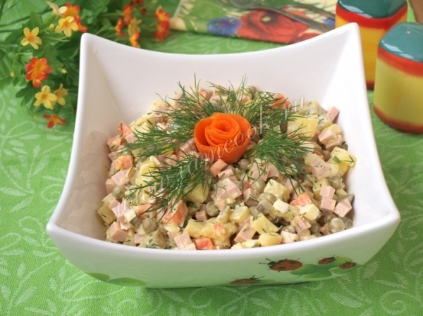 салат "Оливье с колбасой"