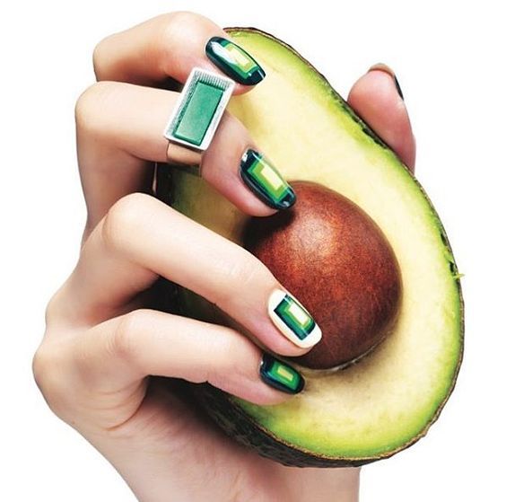 рисунок с авокадо на ногтях
