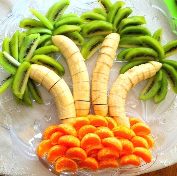 Фруктовый салат: бананы, киви, мандарины