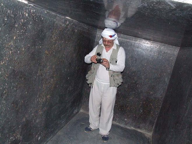 Внутри саркофага в Серапеуме