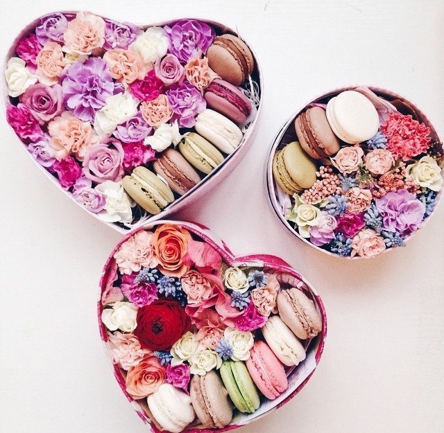 Букет в коробке из живых цветов со сладостями своими руками
