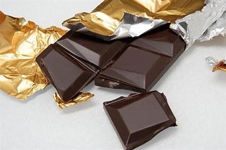 Чем больше процентное содержание какое в шоколаде тем он полезнее. Польза именно в самом какао. За счет него, как утверждают