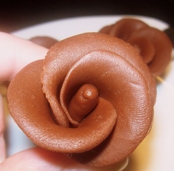розы из шоколадной мастики