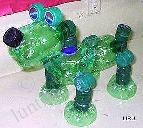 собака из пластиковых бутылок