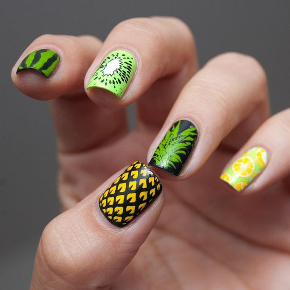 рисунок на ногтях с ананасом