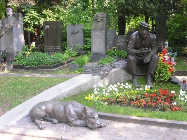 Памятник Никулину на Новодевичьем кладбище