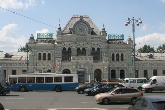 Москва рижская. Парковка на Рижском вокзале. Рижский вокзал парк. Рижский вокзал пути.