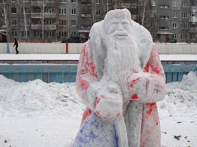 Снежная дед мороз. Дед Мороз Снежная скульптура. Снежные фигуры из снега дед Мороз. Фигура Деда Мороза из снега. Снегурочка из снега в детском саду.