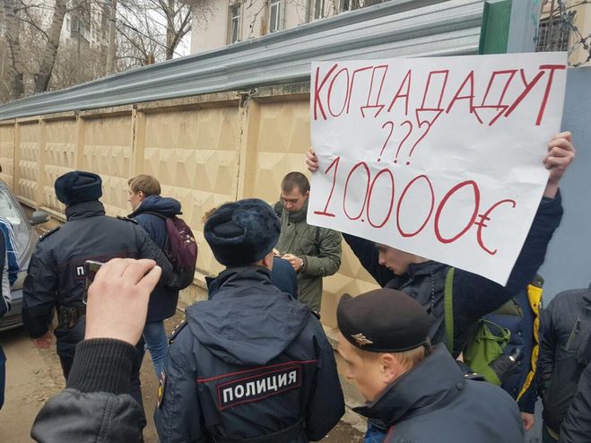 Как школьники требуют с Навального обещанные 10000 евро за митинг (видео)?