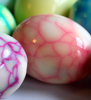 Можно окрасить яйца на Пасху лаком для ногтей или надо натуральным средством?