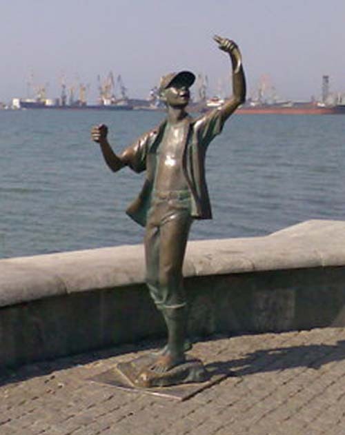 Памятник мальчику рыбаку