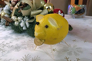 Желтая Земляная Свинья из лимона на Новый год 2019