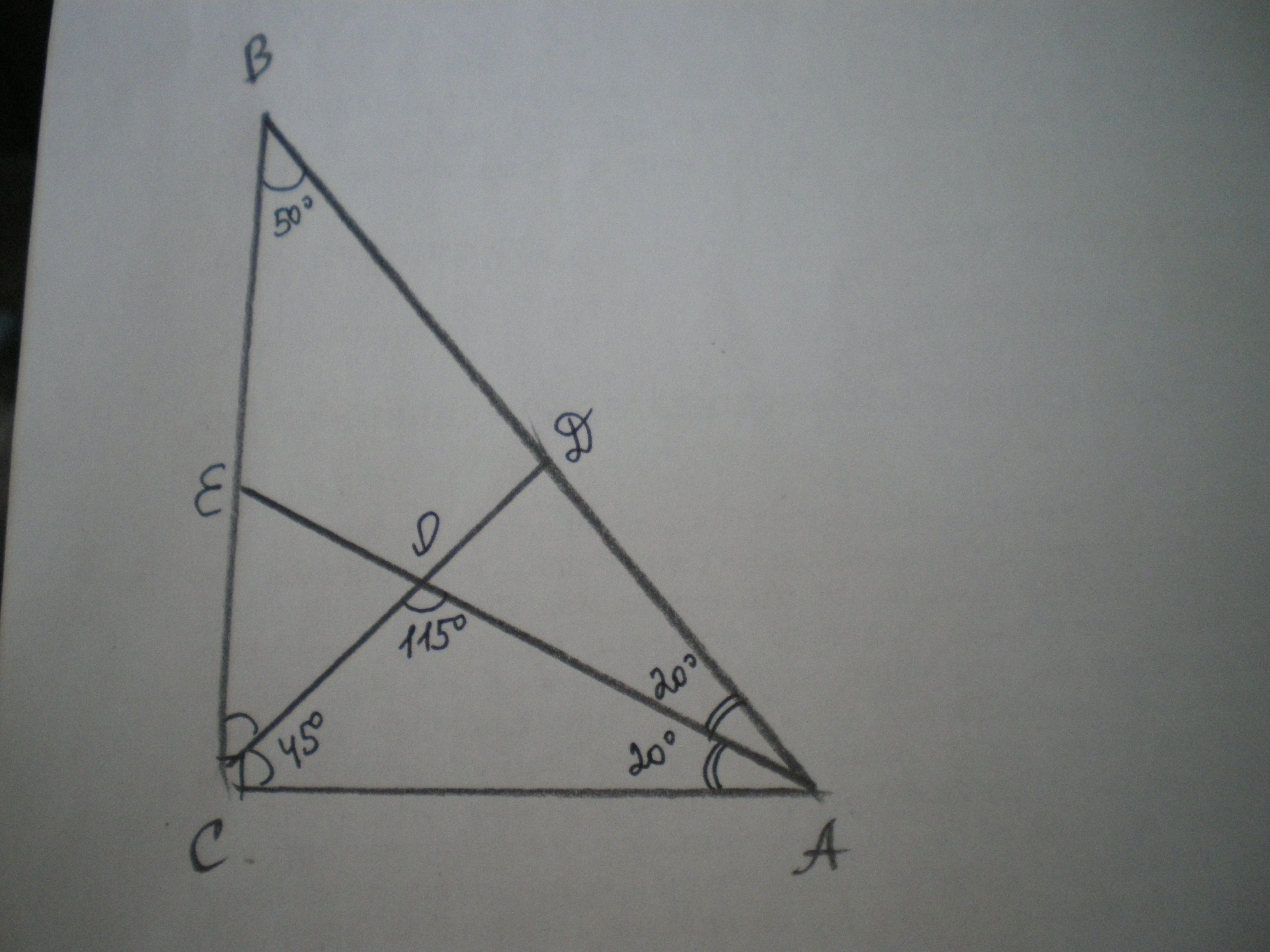 В треугольнике 112 106. Треугольник АВС 90 градусов. Прямоугольный треугольник АВС угол с 90 градусов. Биссектрисы пересекаются в точке. CD биссектриса треугольника.