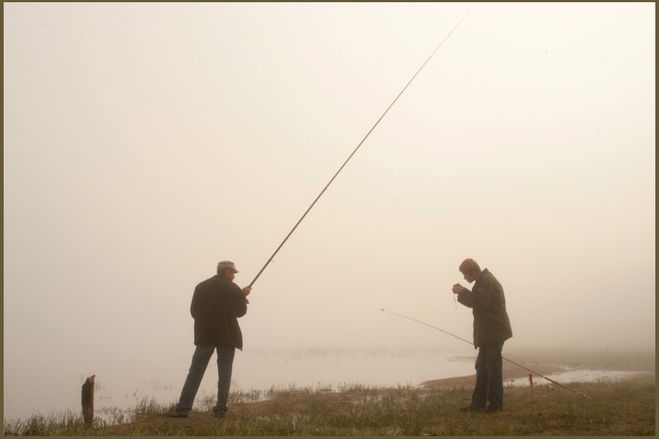 Два рыбака на берегу реки Озерна в тумане