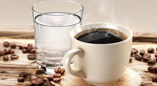 как правильно пить кофе, зачем нужно пить кофе с холодной водой, как получать меньше вреда от кофе, какой вред несёт в себе кофе