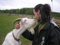 целовать козу