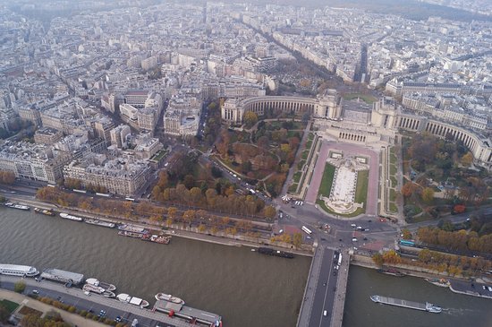 вид Парижа и Эйфелевой башни сверху
