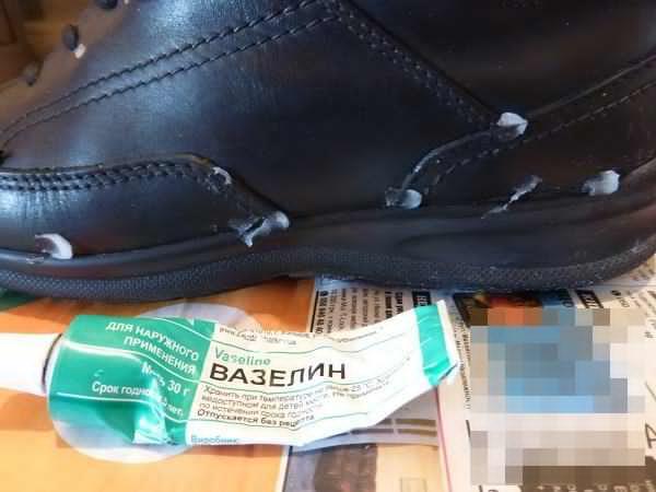 Как обработать обувь вазелином