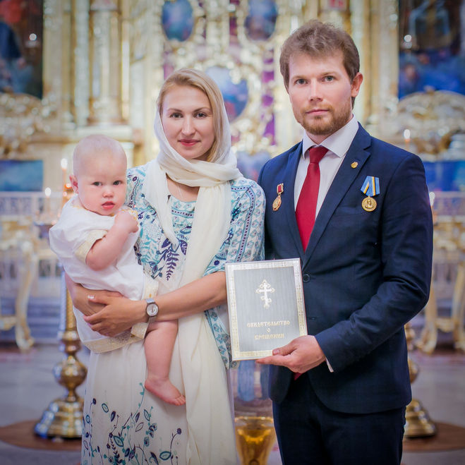 Иван Курманов с женой Полиной на крестинах сына - Егора (12 августа 2017 года)