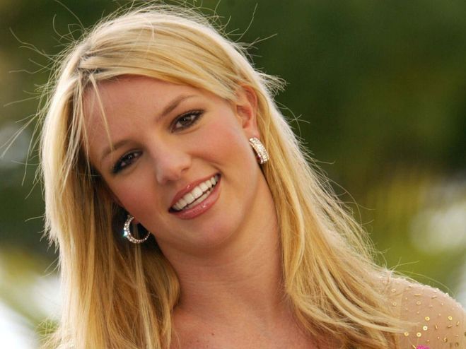 Бритни Спирс (Britney Spears) шокировала фанатов обвисшим, дряблым животом в клипе Pretty Girls. Где посмотреть фотографии со съёмок клипа Pretty Girls и видео?