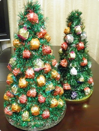 новогодняя елка из мишуры и конфет