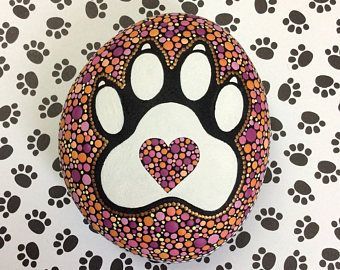 отпечаток лап собаки рисунок на камне