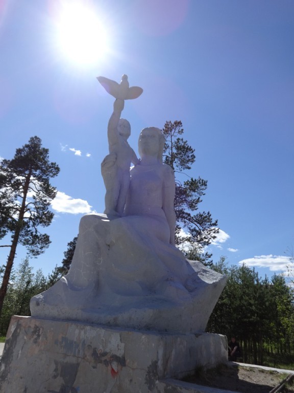 Скульптура "Мать и Дитя" г. Ноябрьск