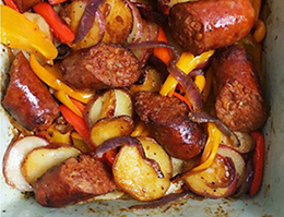 кусочки колбасок, обжаренные с картофелем - блюда из сосисок и картофеля