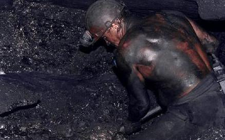 шахтер добывает уголь