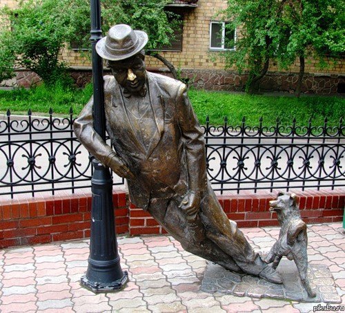 Памятник пьянице в Красноярке (официально - "Мужчина с собачкой"), фото с пикабу пользователя kolonist1983