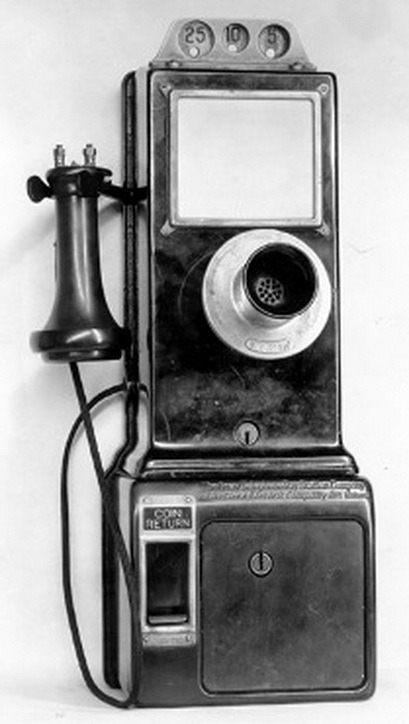 Ая 1 телефон. Первый телефонный аппарат. Первый телефон. Первый телефон 19 века. Самый 1 телефон.