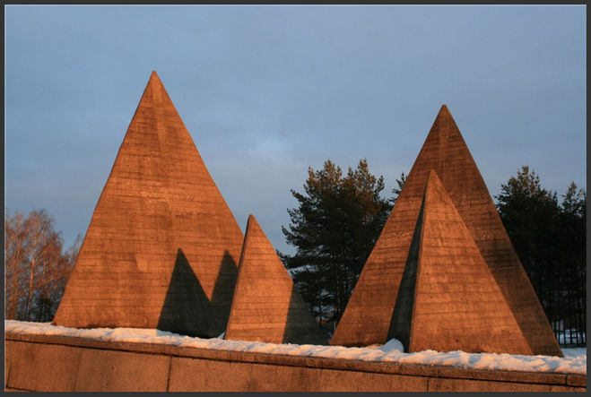 Пирамиды разных размеров из бетона