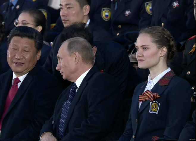 девушка рядом с Путиным 9 мая 2015