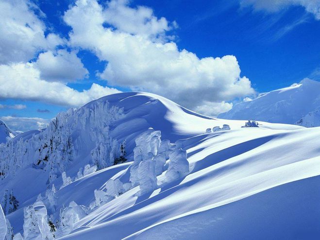 Зимний пейзаж со снегом и облаками на голубом небе
